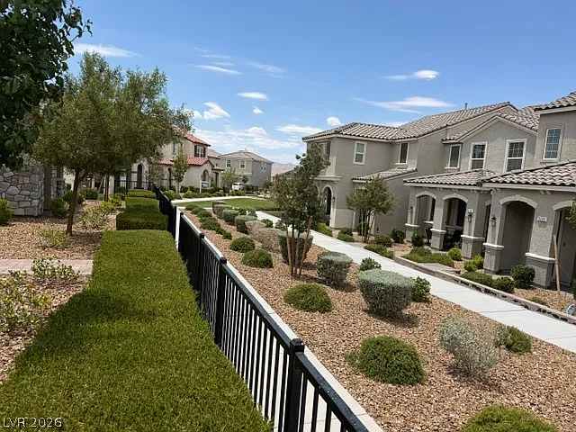 3 bed, 2.5 bath, 1809 sqft, $2,125 — Photo 2