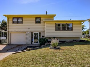 8813 Pine Dr, La Vista, NE 68128