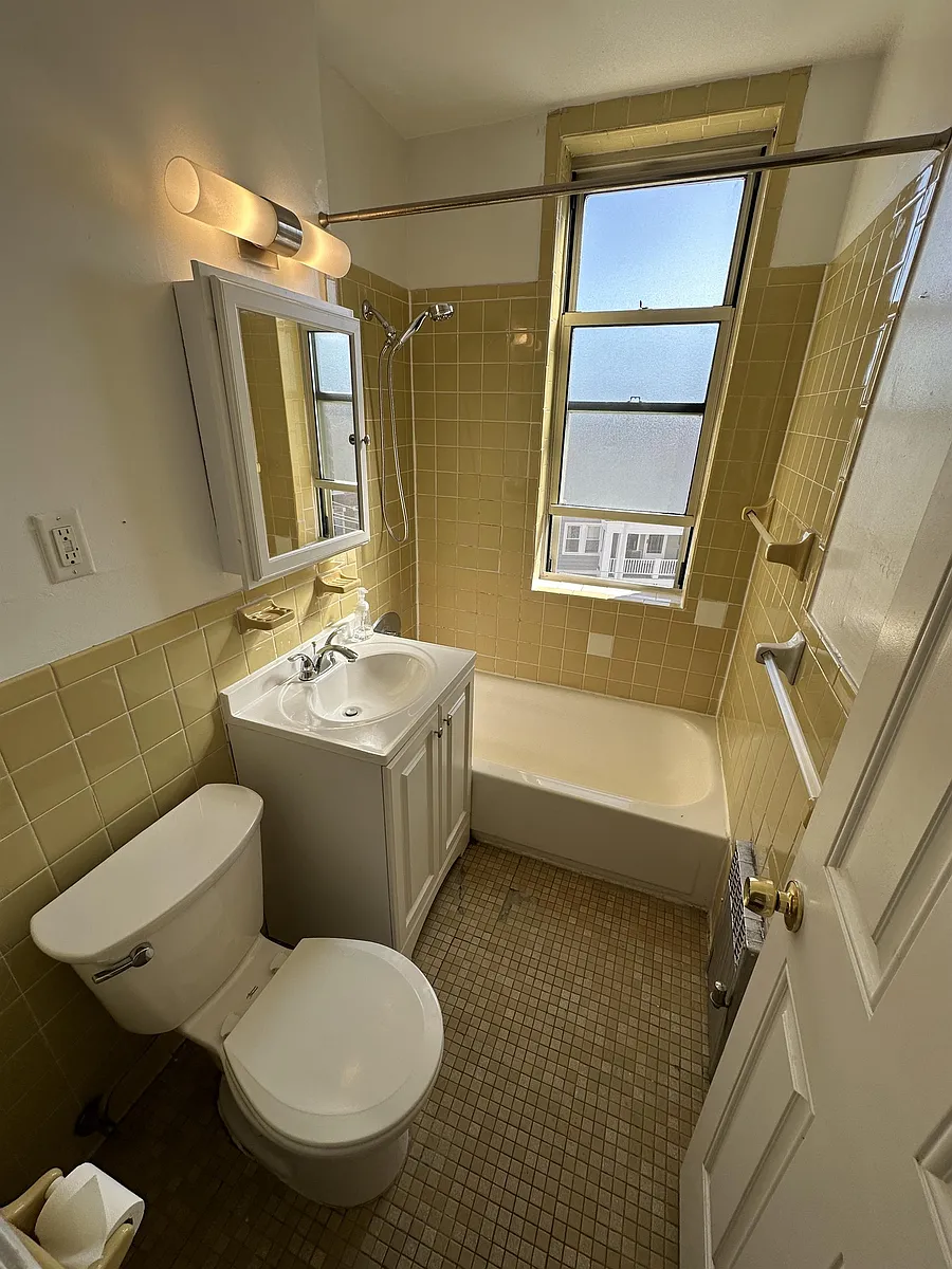 Building Photo - 20 Colborne Rd #11