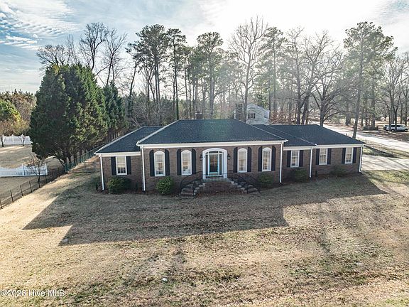 3rd image of 201 Dogwood Drive