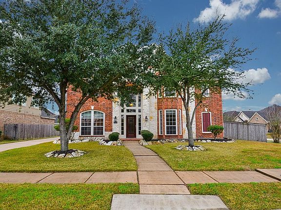 If you are looking for a house with the perfect neighborhood, inexpensive living but modern living... you have found it!