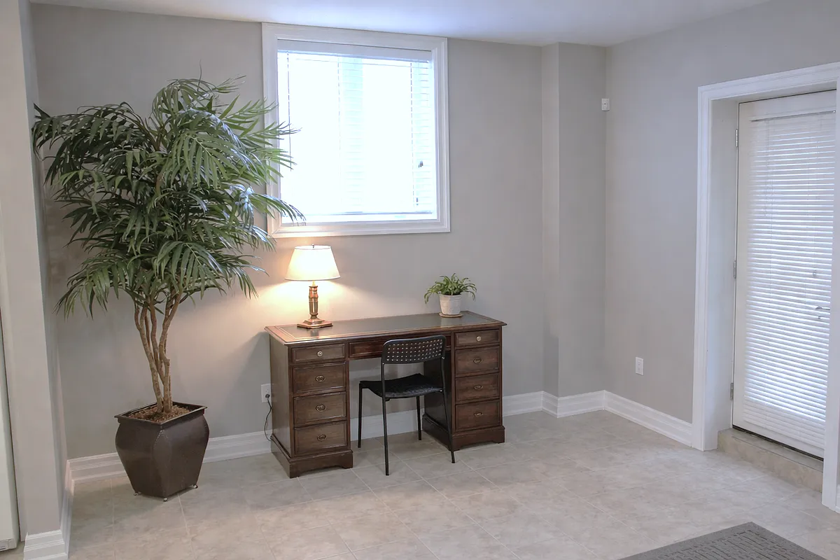 Building Photo - 9193 A Bathurst St #BASEMENT