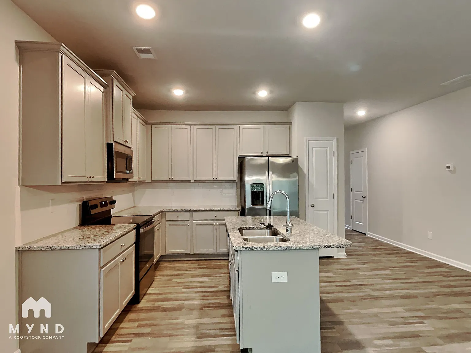 3 bed, 2.5 bath, 1880 sqft, $2,095 — Photo 3