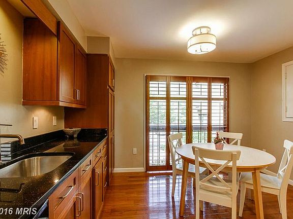 Eat-in kitchen