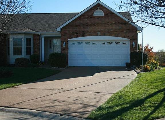 2nd image of 4 Robert Terrace Ct