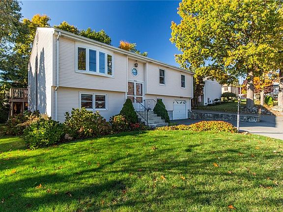2nd image of 16 Maclaine Dr