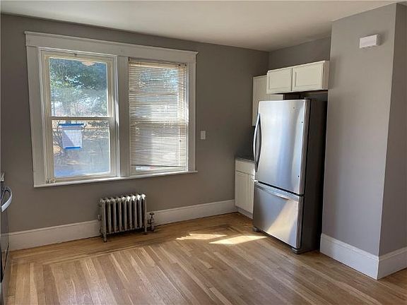 3rd image of 212 Lyon Ave