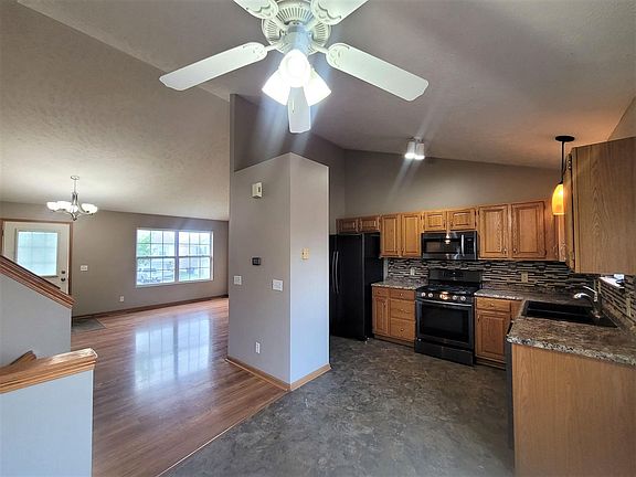 4th image of 17824 Josephine St