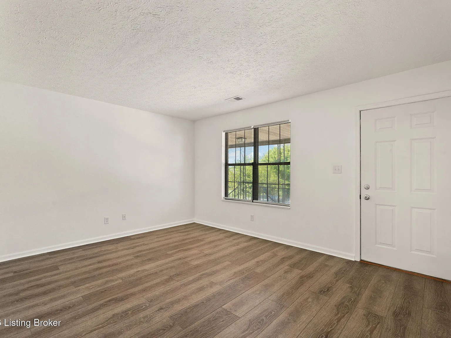 1 bed, 1.0 bath, 800 sqft, $825 — Photo 2