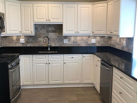 Stunning Kitchen, Granite Countertops, & Upgraded Appliances