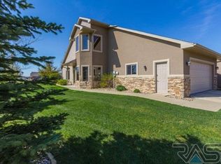 707 E 70th Pl, Sioux Falls, SD 57108