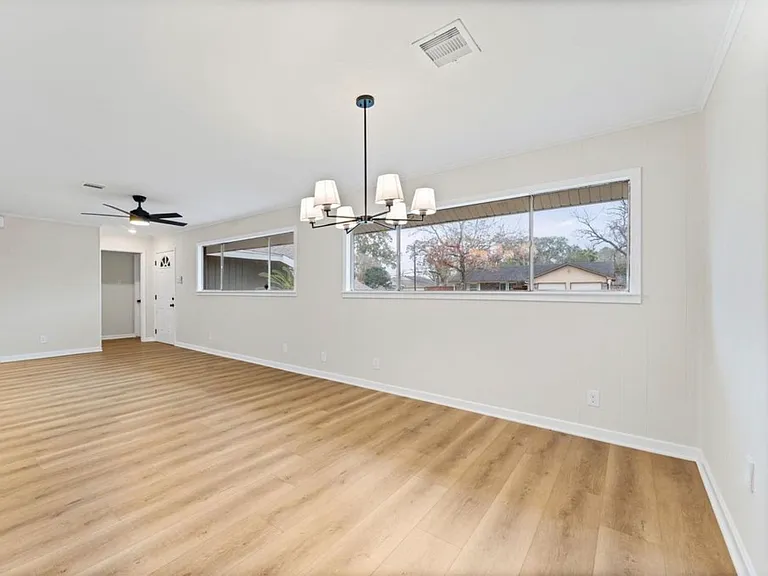 7102 Sharpview Dr — Photo 11