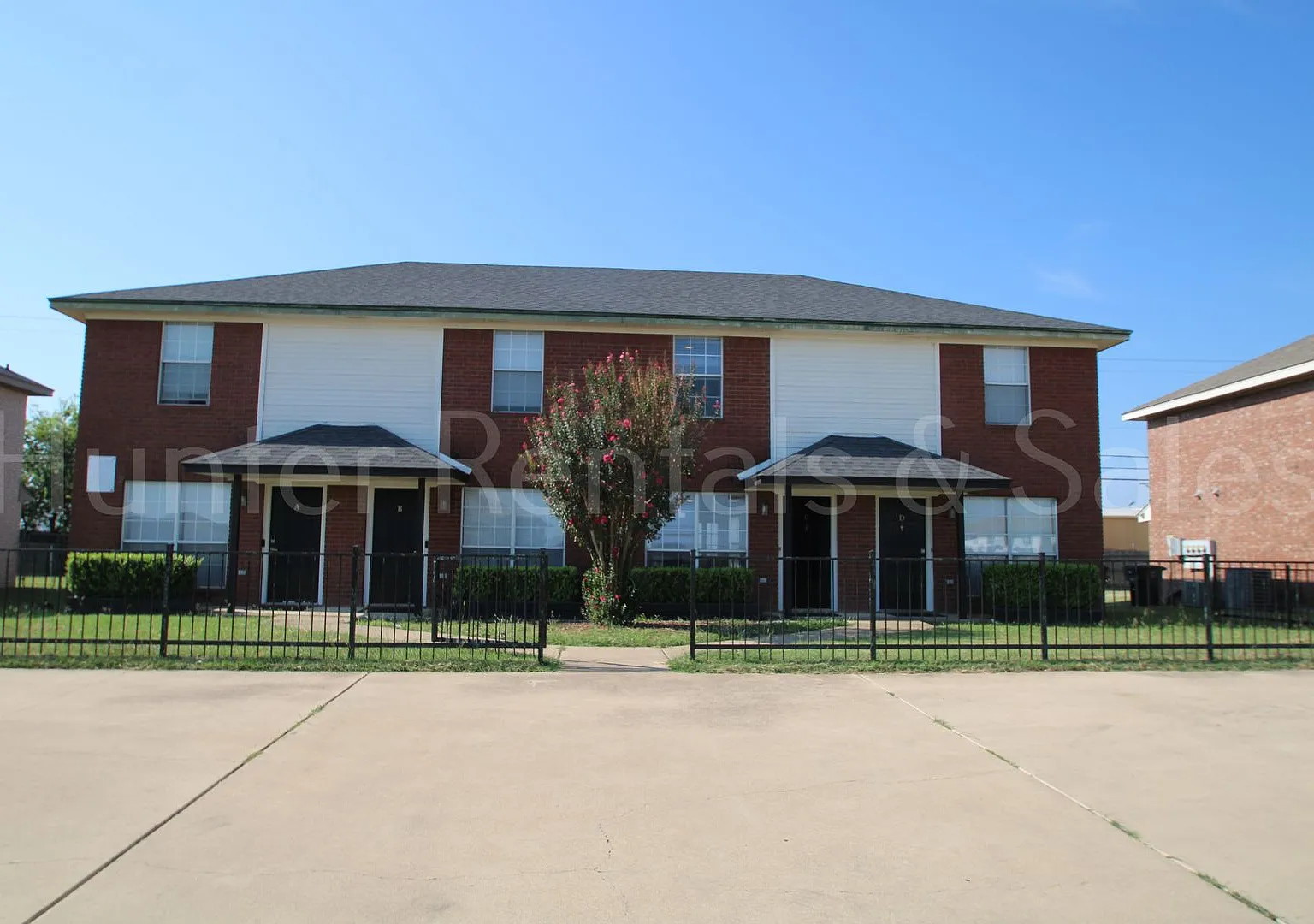 Beautiful 2 Bedroom, 1.5 Bath Townhouse — Photo 1