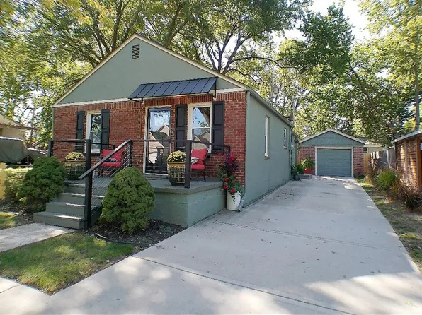 8620 Hayes Dr, Overland Park, KS 66212