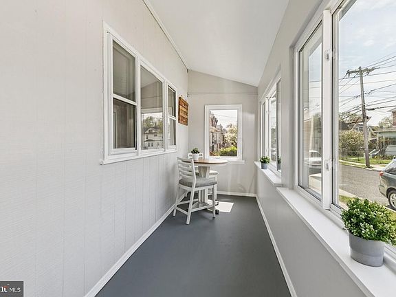 5th image of 112 Lincoln Ave