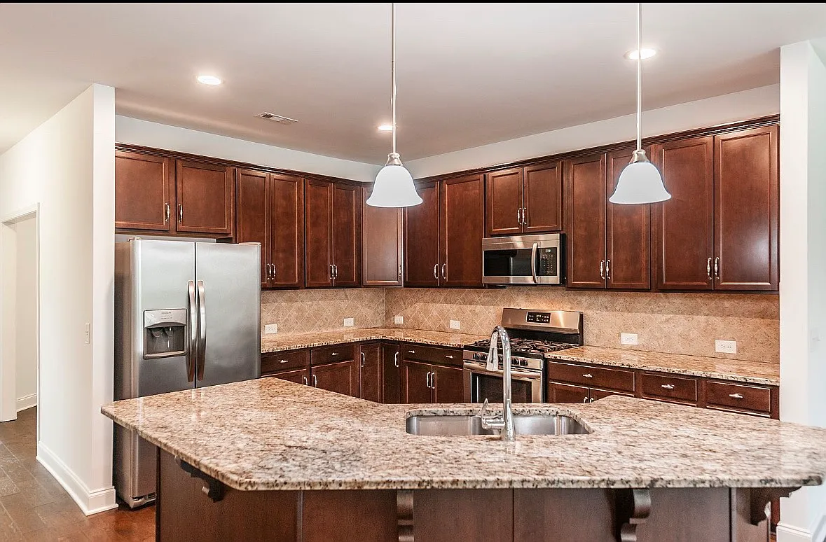 2120 Sullivan St — Photo 4