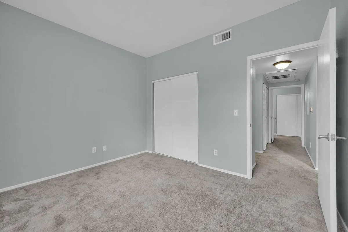 Building Photo - 5655 E Sahara Ave #1007-2
