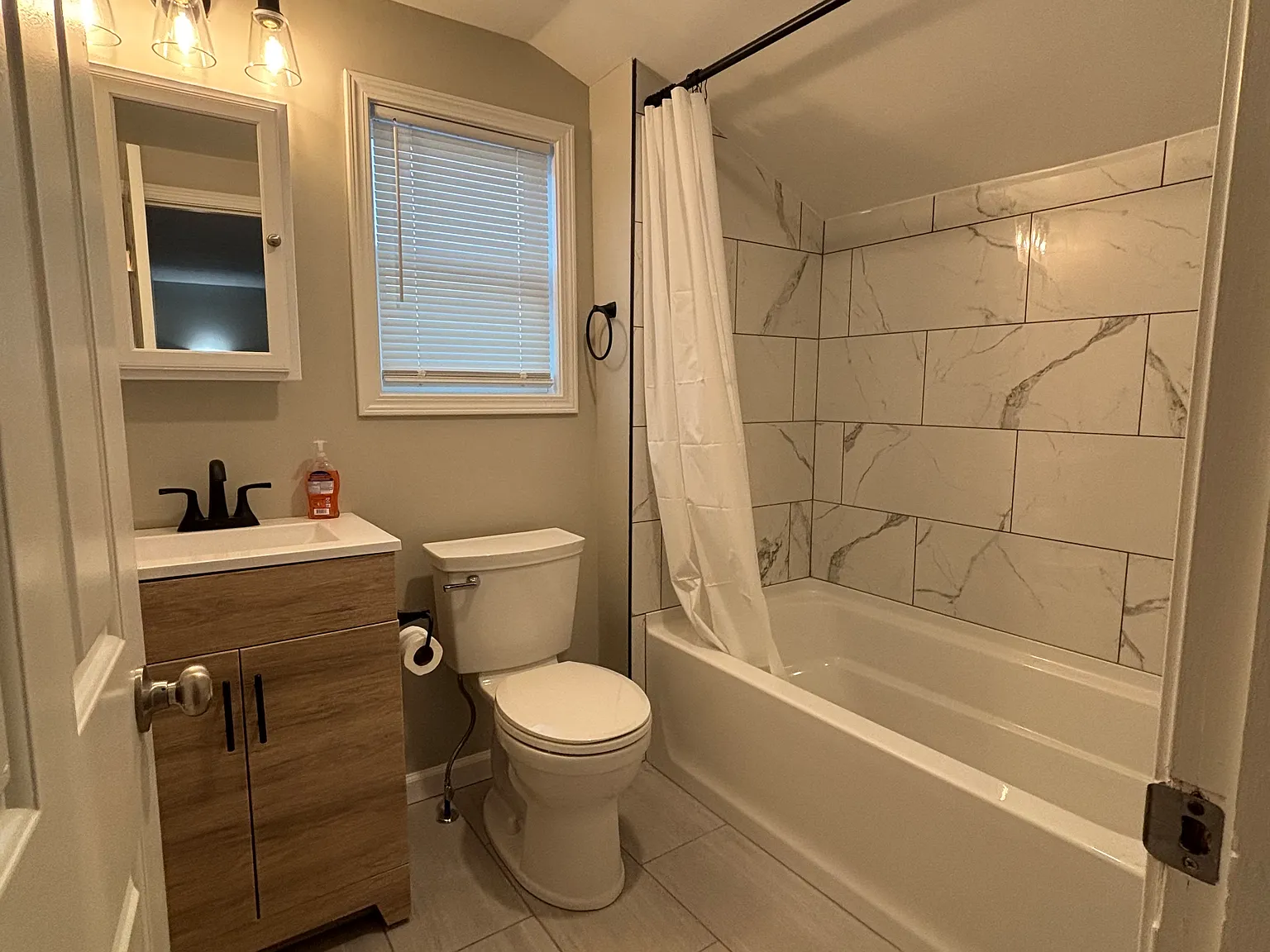 5 bed, 2200 sqft, $2,750 — Photo 4