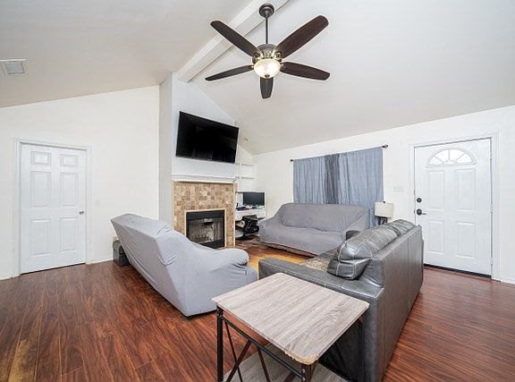 5th image of 400 Mary Ellen Dr