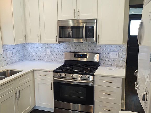 3rd image of 3239 N Damen Ave