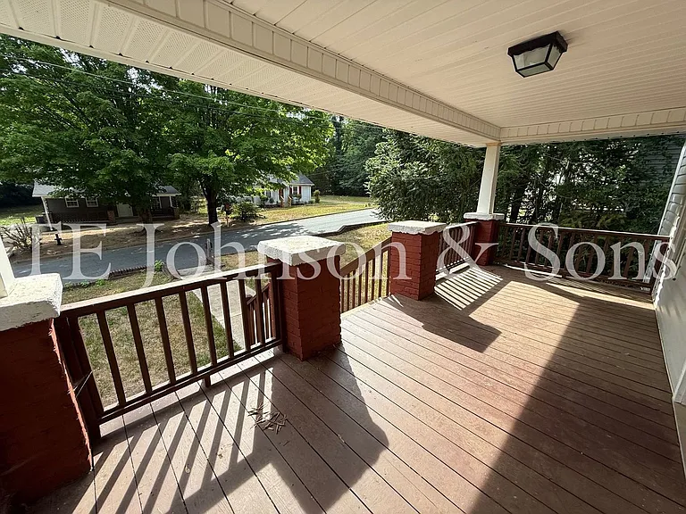 526 Chandler St — Photo 3