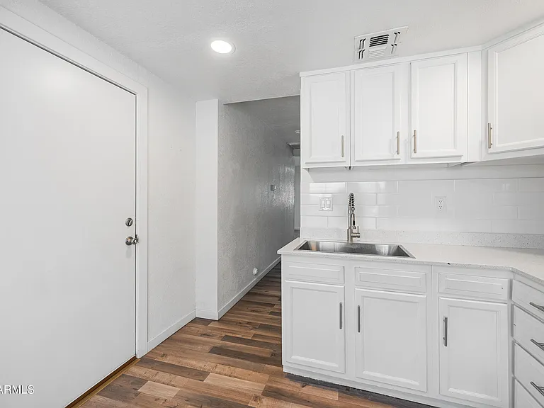 22 E Riverside St — Photo 10