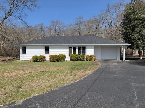 21 Case Court, Sayville, NY 11782