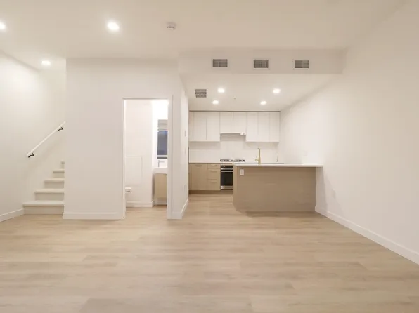 390 Guilby St #112, Coquitlam, BC V3K 3Y6