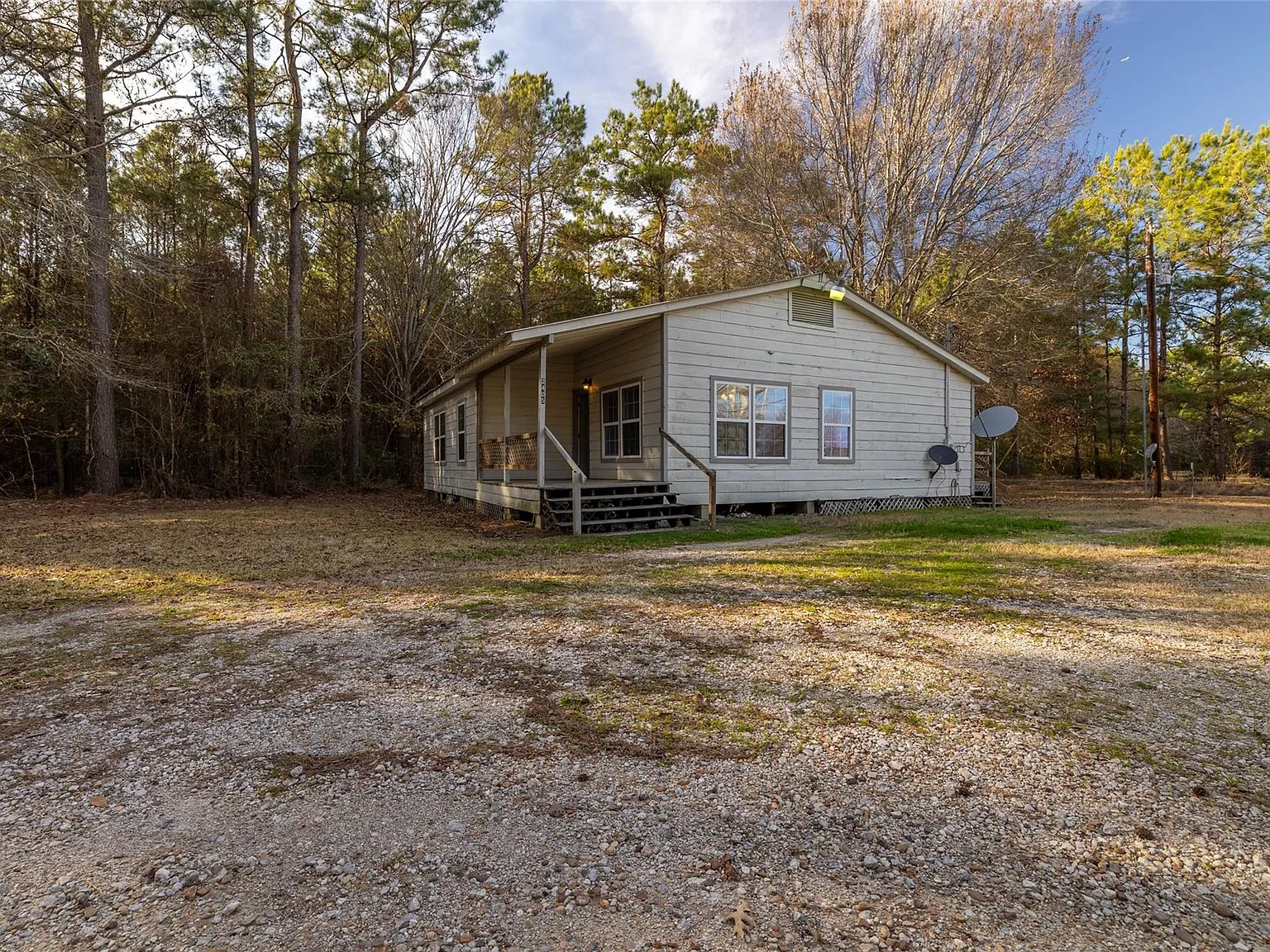 3 bed, 1.0 bath, 1400 sqft, $1,250 — Photo 1