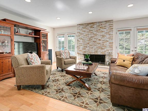 2nd image of 325 Camino Verde
