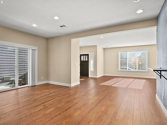 4th image of 4049 SE Oakhurst St