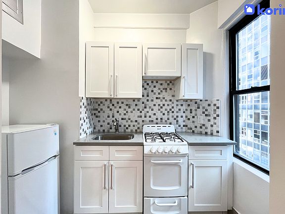 2nd image of 155 E 52nd St APT 5B
