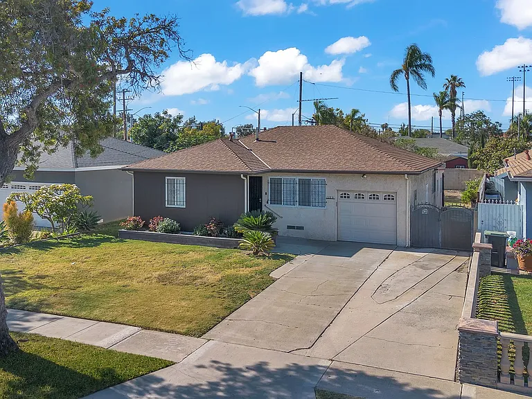 1239 W Carlton Pl — Photo 2