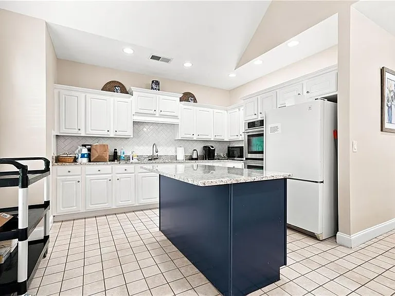 3204 Village Ln — Photo 43