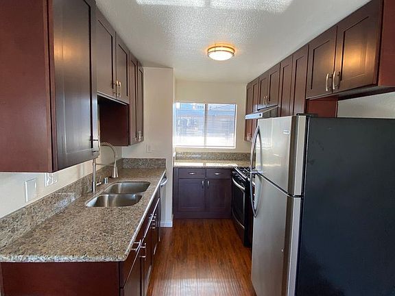 2nd image of 215 N Mariposa Ave #303