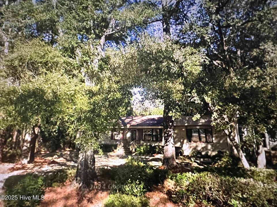 2nd image of 809 Seabreeze Road N