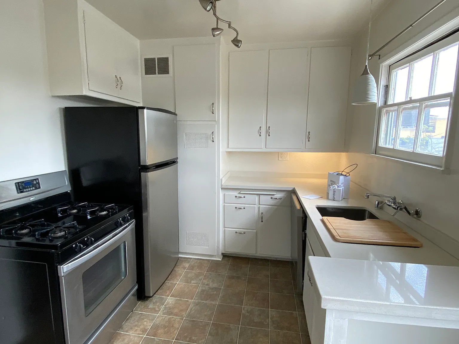 1 bed, 700 sqft, $1,999 — Photo 3