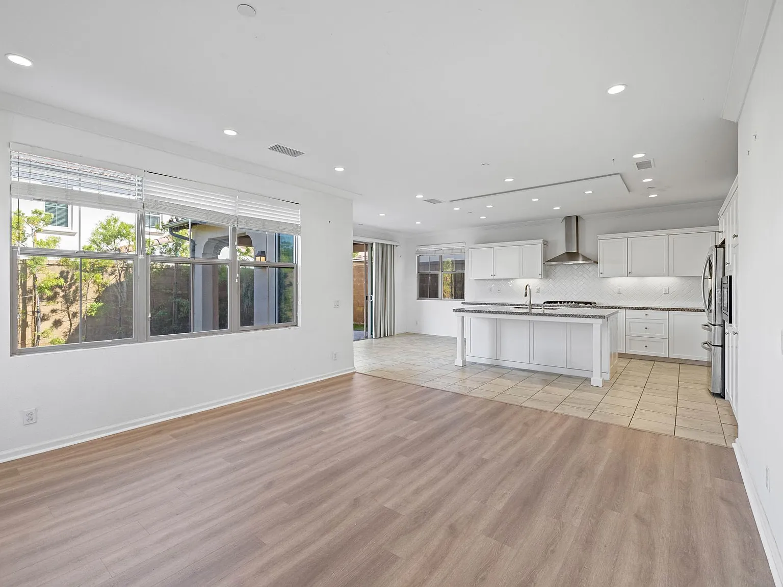 3 bed, 2.5 bath, 1810 sqft, $4,900 — Photo 2