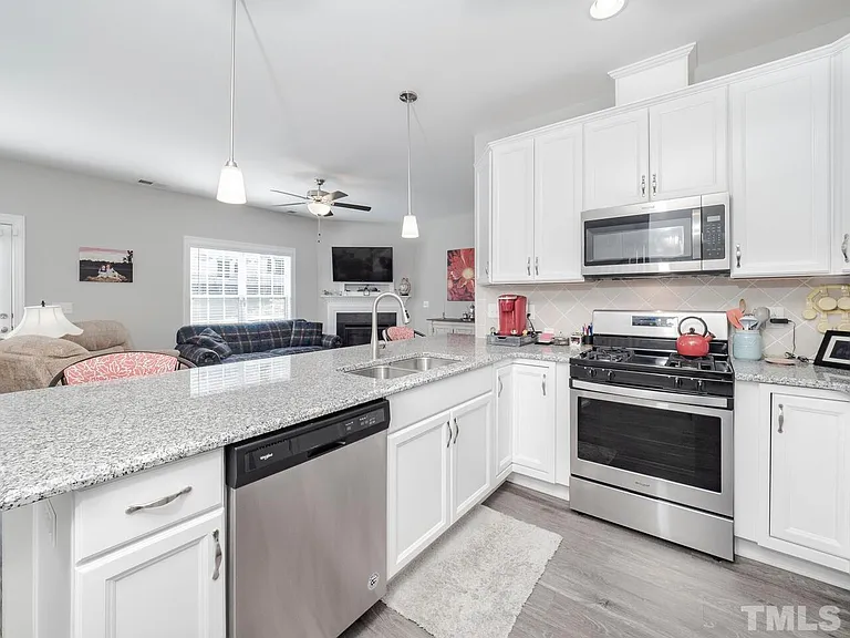 560 Barneswyck Dr — Photo 9