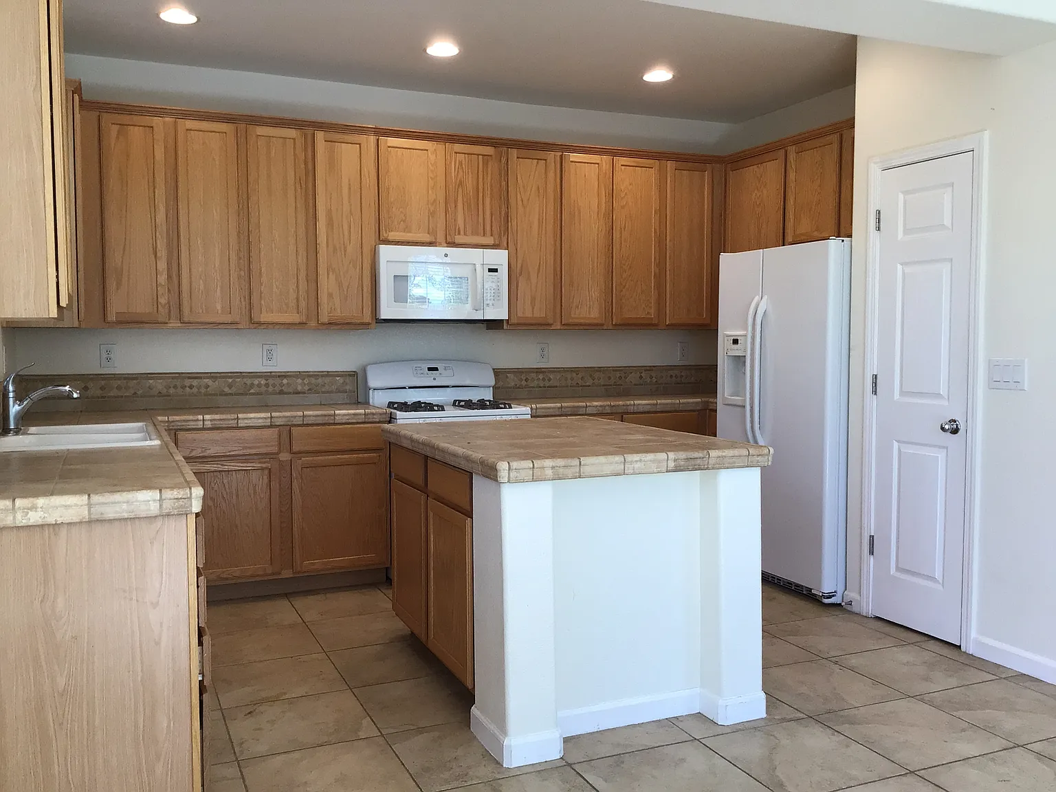 3 bed, 2.5 bath, 1761 sqft, $2,695 — Photo 3