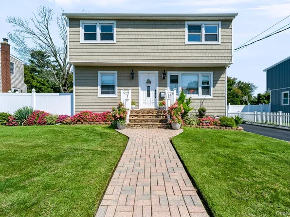 240 Kramer Dr, Lindenhurst, NY 11757