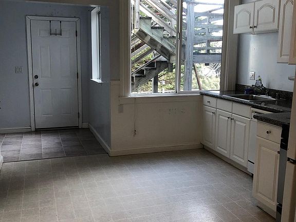3rd image of 307 Arlington St #307