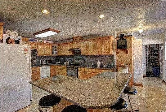 4th image of 14431 Cerritos Ave