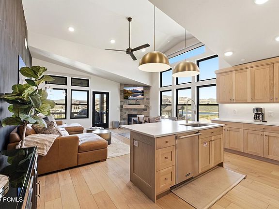 4th image of 1169 W Helling Cir #304