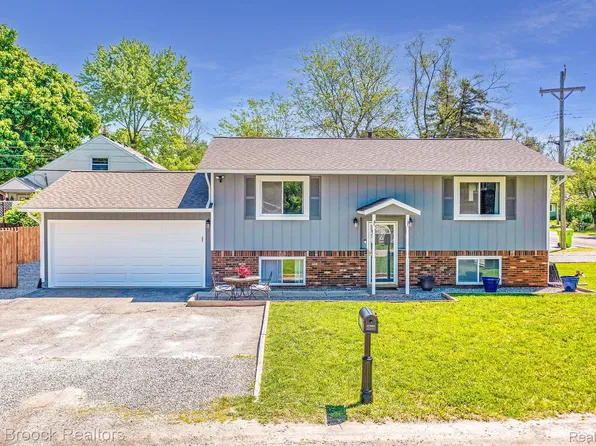 9110 Butternut Dr, Whitmore Lake, MI 48189