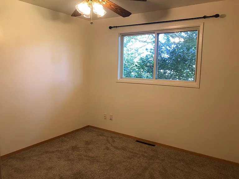 215 NW Webb St #UPPER — Photo 7