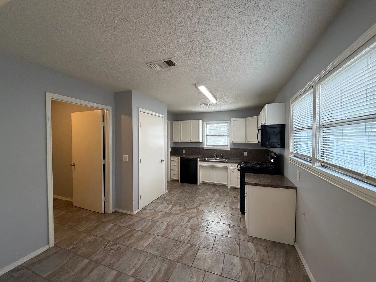 3 bed, 2.0 bath, 1713 sqft, $1,300 — Photo 3
