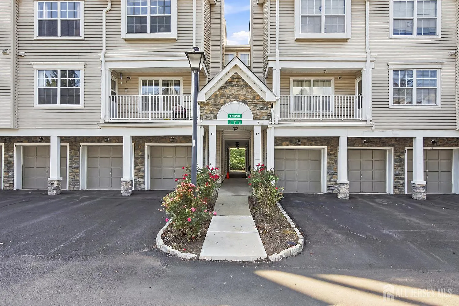 2 bed, 2.0 bath, 1056 sqft, $2,500 — Photo 2