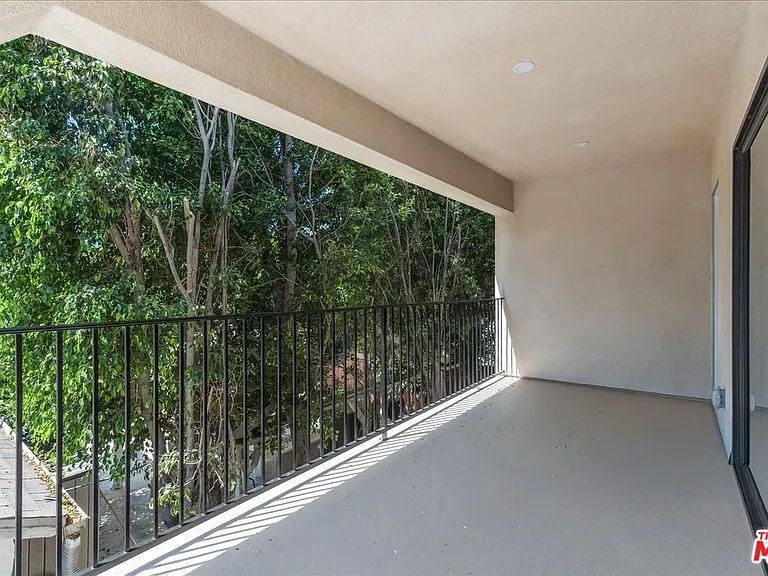 6913 1/2 Encino Ave #UPPER — Photo 35