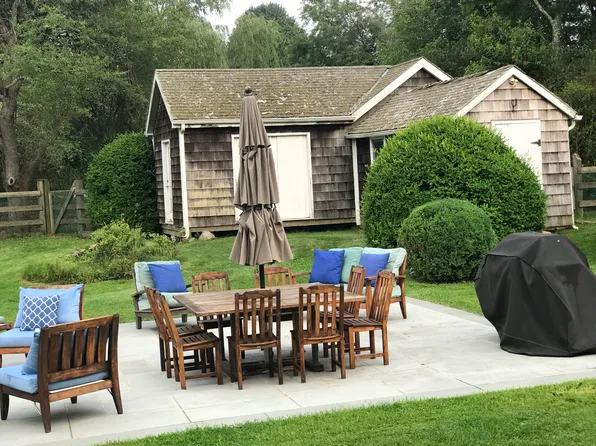 https://photos.zillowstatic.com/fp/95f9cd6bb710d5c9eb939dc4bbcaa032-p_e.webp